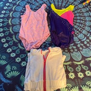 👧🏻👧🏻Girls 4/5 two one piece swim suits 1 Terry cloth hooded coverup